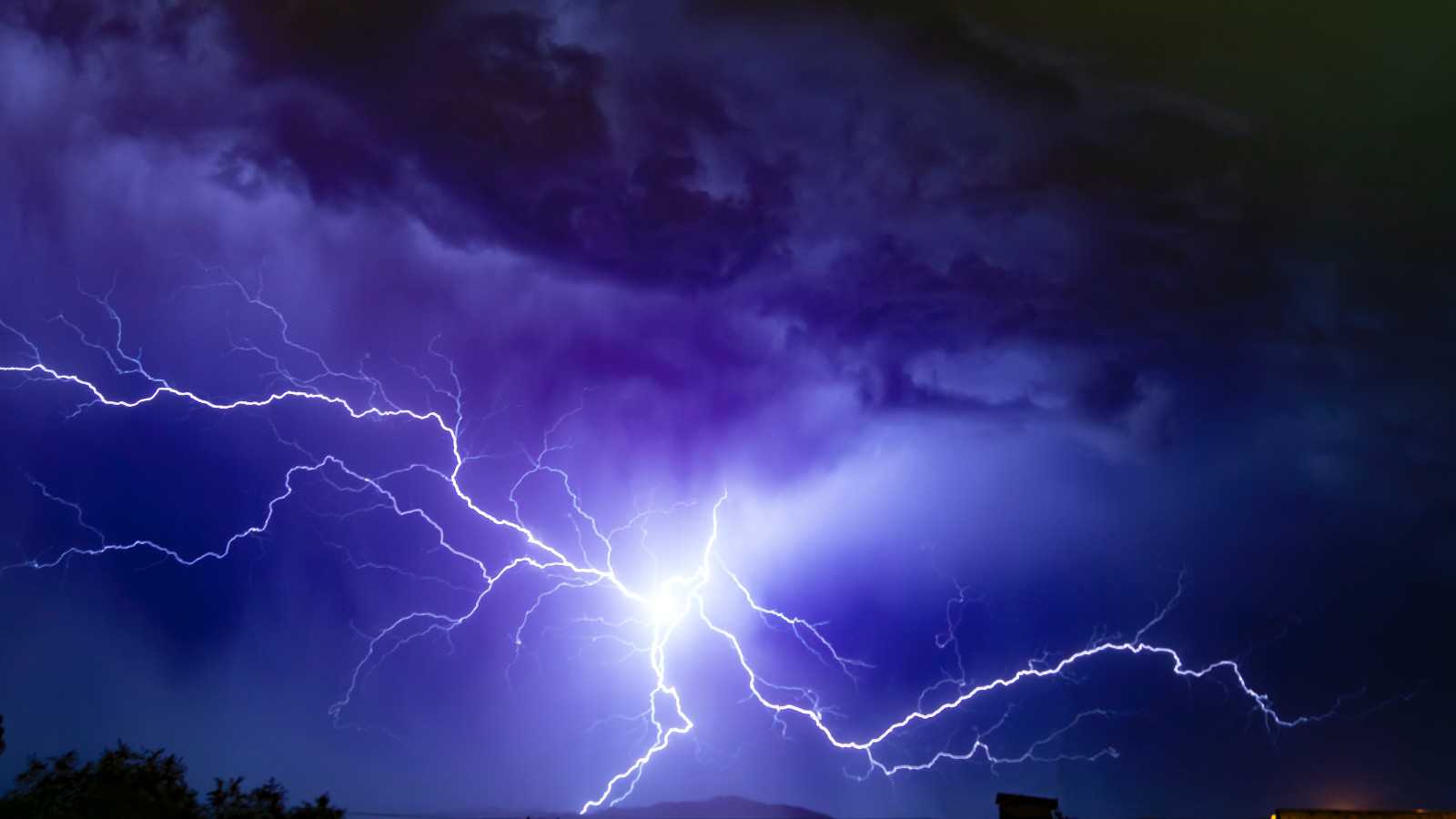 Low-angle lightning