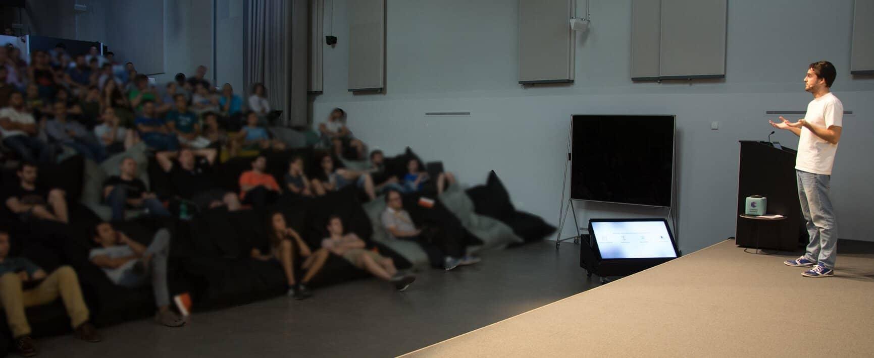 Carlos Hernando dando una charla en Google Campus Madrid